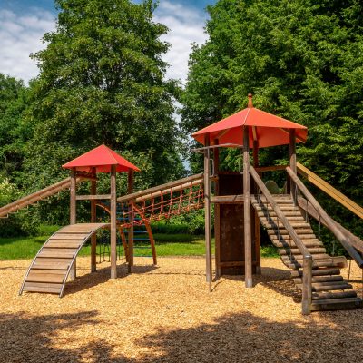 Ein Spielplatz auf einer Waldlichtung