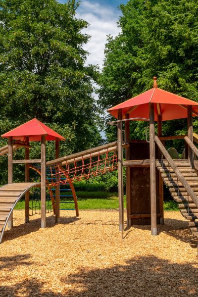 Ein Spielplatz auf einer Waldlichtung